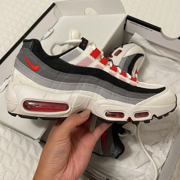 Nike Air Max 95 Summit White/Chile Red, size 7.5 women (size 6 men) - Picture 3 of 6